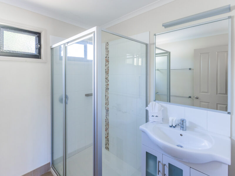 20251210 MAIN BEACH TOURIST PARK 8 2 BR CABIN 5 BERTH