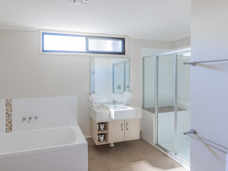 20251210 MAIN BEACH TOURIST PARK 30 3 BR CABIN