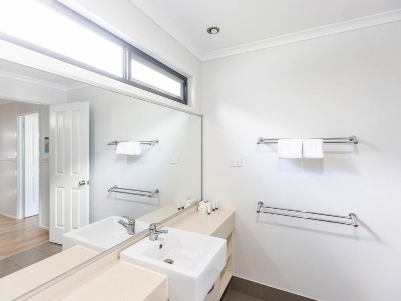 20240828 TALLEBUDGERA TOURIST PARK 8 2 BR DELUXE CABIN WEB